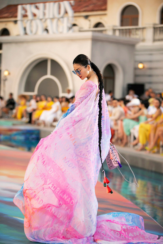 Fashion Voyage kết thúc đầy ấn tượng với BST Daydreamer của NTK Adrian Anh Tuấn - Ảnh 1 Fashion Voyage kết thúc đầy ấn tượng với BST Daydreamer của NTK Adrian Anh Tuấn - Ảnh 1