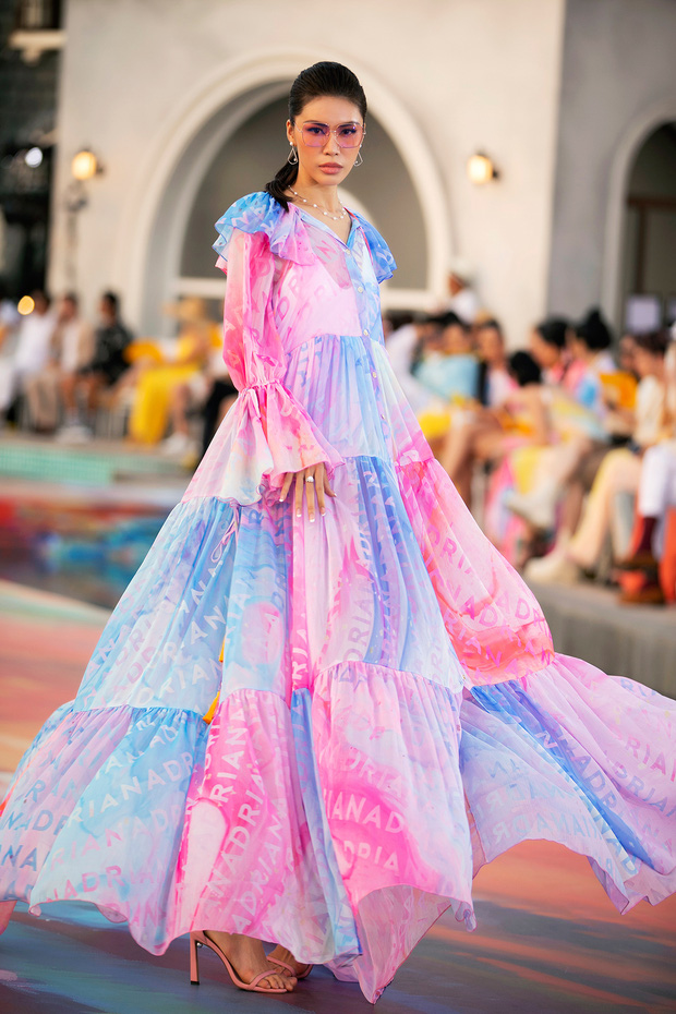 Fashion Voyage kết thúc đầy ấn tượng với BST Daydreamer của NTK Adrian Anh Tuấn - Ảnh 3 Fashion Voyage kết thúc đầy ấn tượng với BST Daydreamer của NTK Adrian Anh Tuấn - Ảnh 3