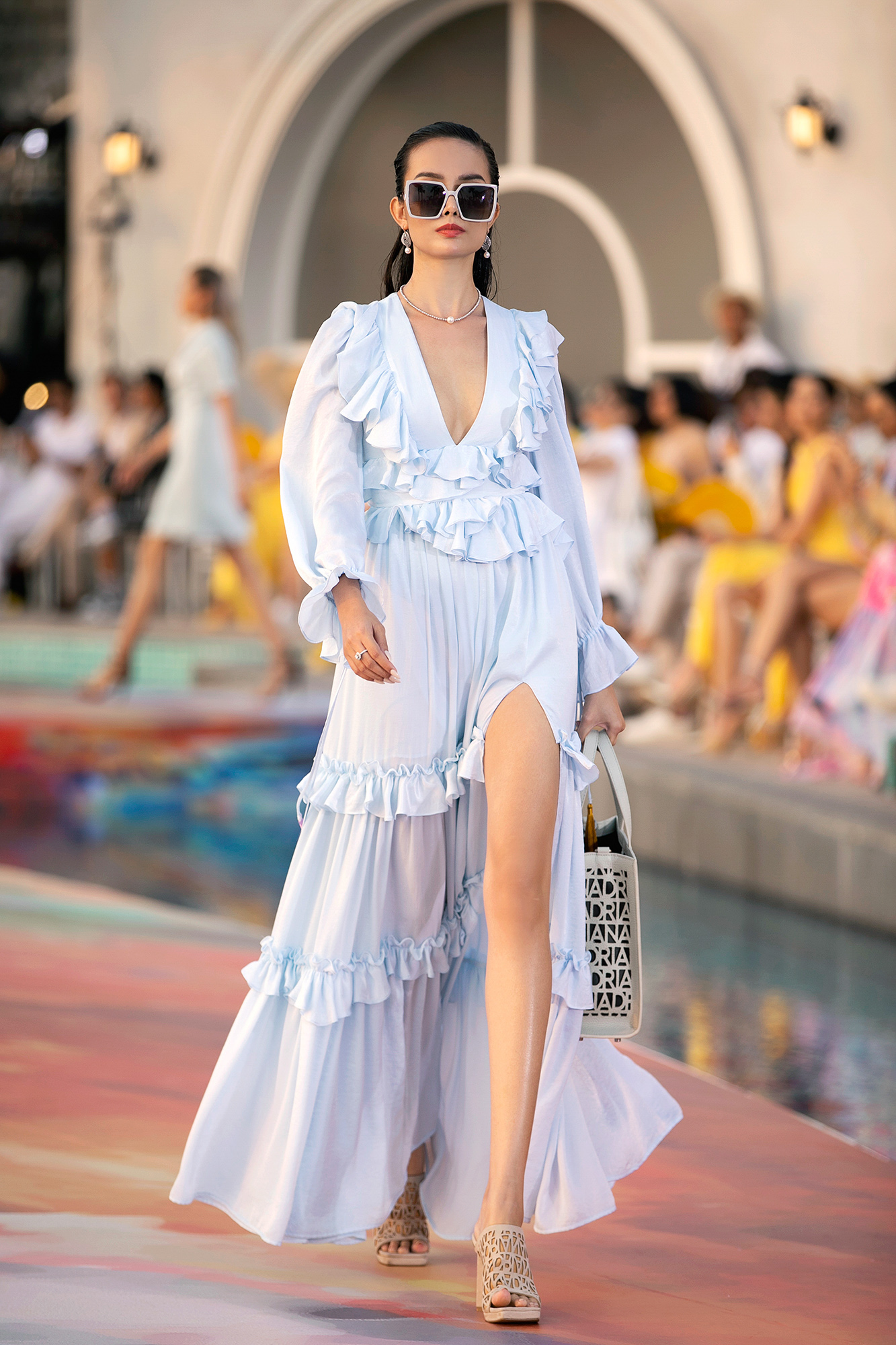 Fashion Voyage kết thúc đầy ấn tượng với BST Daydreamer của NTK Adrian Anh Tuấn - Ảnh 10 Fashion Voyage kết thúc đầy ấn tượng với BST Daydreamer của NTK Adrian Anh Tuấn - Ảnh 10