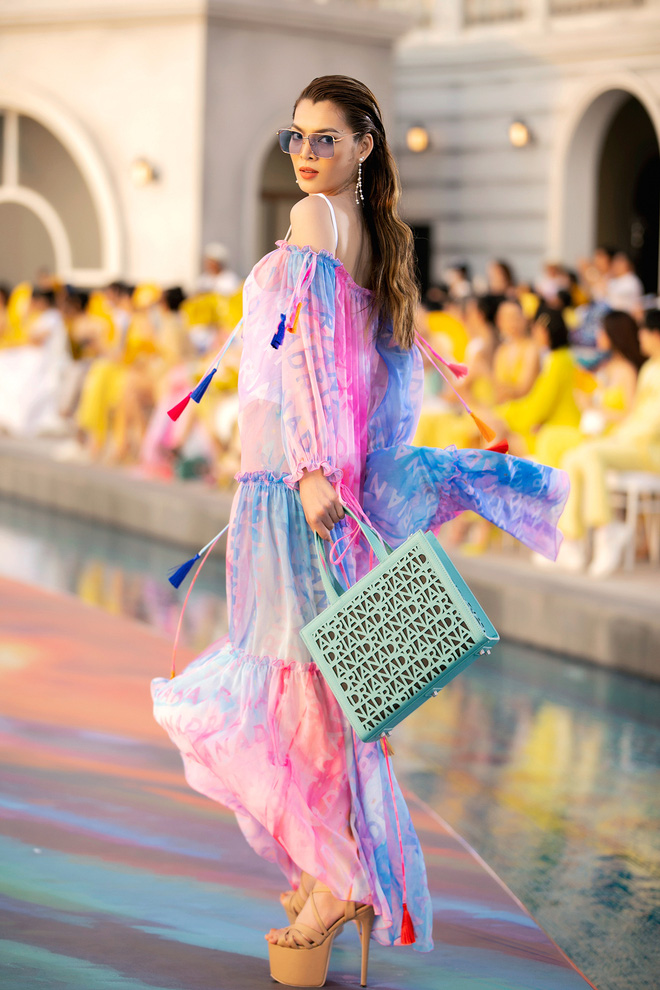 Fashion Voyage kết thúc đầy ấn tượng với BST Daydreamer của NTK Adrian Anh Tuấn - Ảnh 9 Fashion Voyage kết thúc đầy ấn tượng với BST Daydreamer của NTK Adrian Anh Tuấn - Ảnh 9
