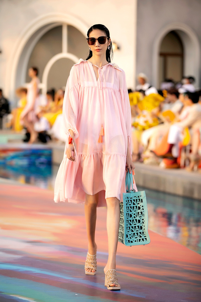 Fashion Voyage kết thúc đầy ấn tượng với BST Daydreamer của NTK Adrian Anh Tuấn - Ảnh 8 Fashion Voyage kết thúc đầy ấn tượng với BST Daydreamer của NTK Adrian Anh Tuấn - Ảnh 8