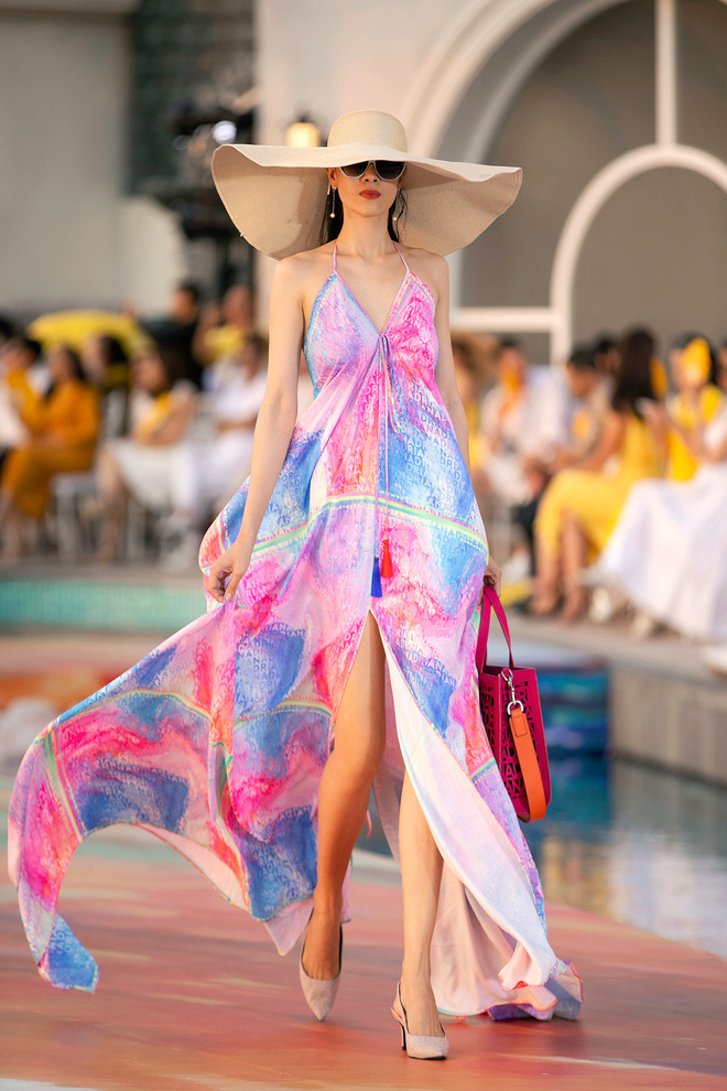Fashion Voyage kết thúc đầy ấn tượng với BST Daydreamer của NTK Adrian Anh Tuấn - Ảnh 7 Fashion Voyage kết thúc đầy ấn tượng với BST Daydreamer của NTK Adrian Anh Tuấn - Ảnh 7