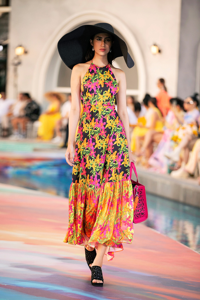Fashion Voyage kết thúc đầy ấn tượng với BST Daydreamer của NTK Adrian Anh Tuấn - Ảnh 6 Fashion Voyage kết thúc đầy ấn tượng với BST Daydreamer của NTK Adrian Anh Tuấn - Ảnh 6