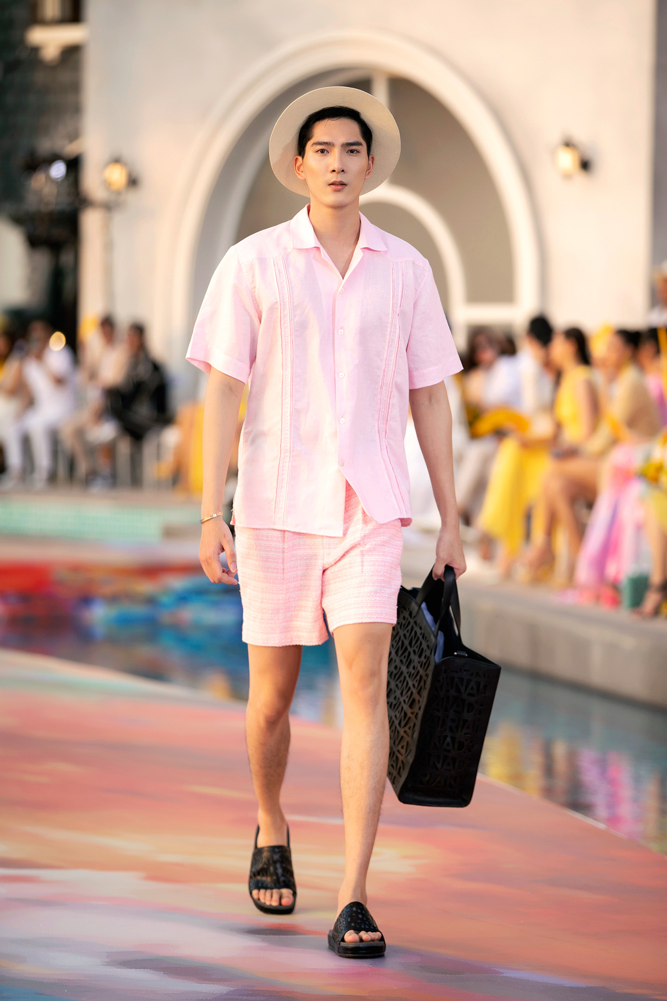 Fashion Voyage kết thúc đầy ấn tượng với BST Daydreamer của NTK Adrian Anh Tuấn - Ảnh 11 Fashion Voyage kết thúc đầy ấn tượng với BST Daydreamer của NTK Adrian Anh Tuấn - Ảnh 11