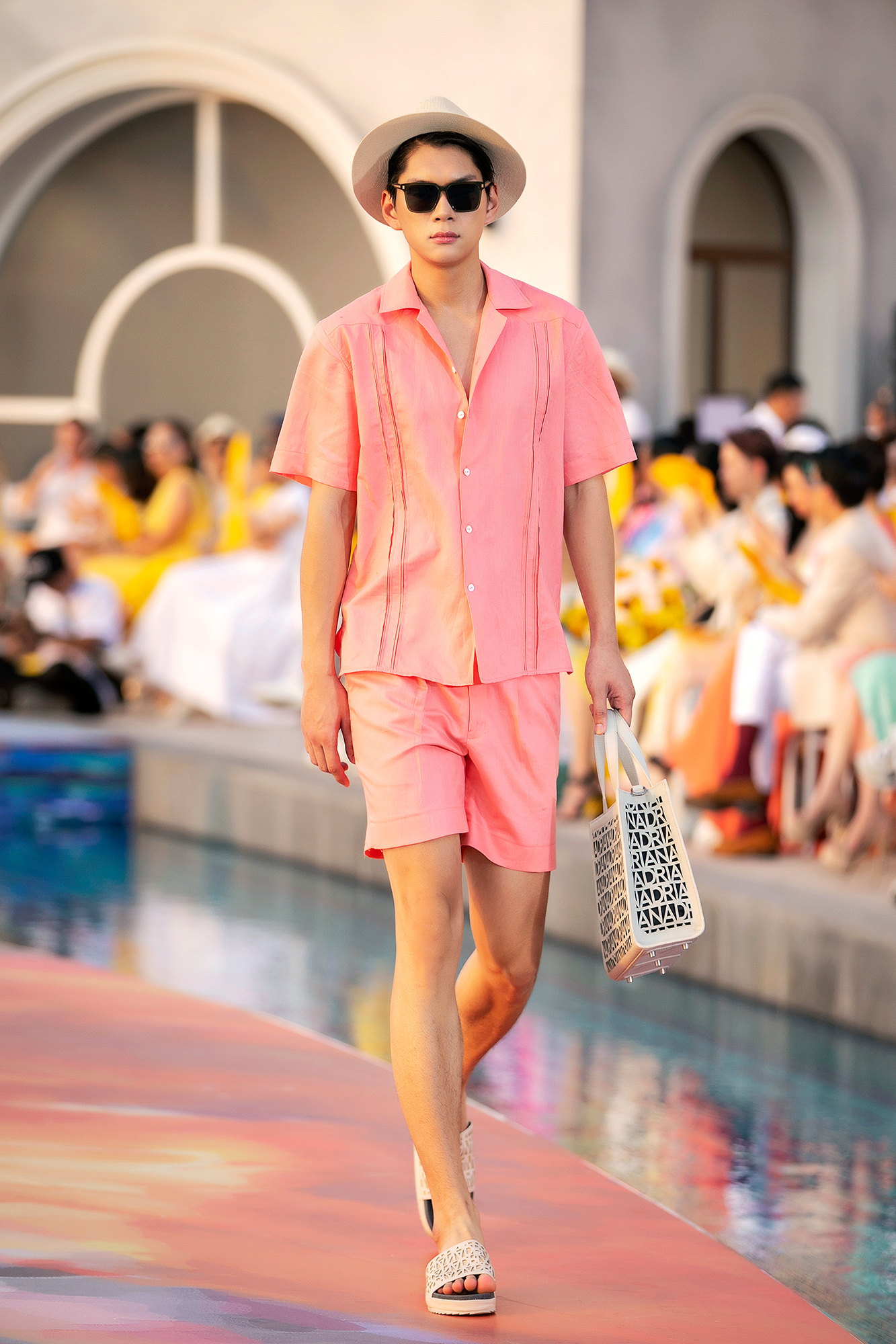 Fashion Voyage kết thúc đầy ấn tượng với BST Daydreamer của NTK Adrian Anh Tuấn - Ảnh 12 Fashion Voyage kết thúc đầy ấn tượng với BST Daydreamer của NTK Adrian Anh Tuấn - Ảnh 12