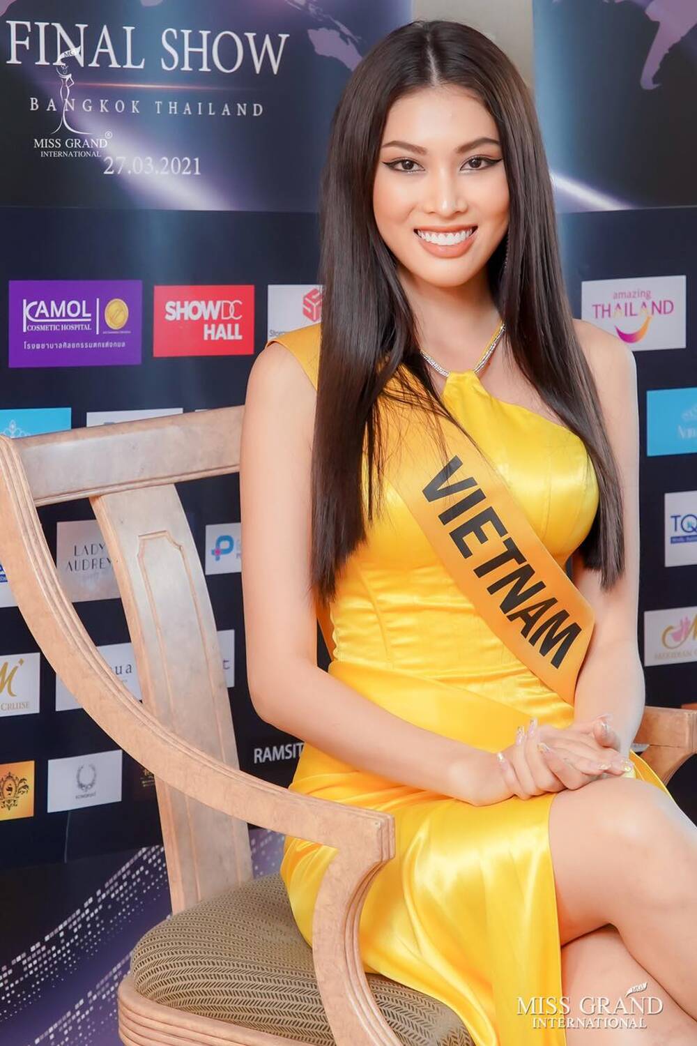 Diện áo yếm vàng rực, Ngọc Thảo khiến fan Miss Grand xuýt xoa bởi diện mạo xinh tựa 'thần tiên tỉ tỉ' - Ảnh 1 Diện áo yếm vàng rực, Ngọc Thảo khiến fan Miss Grand xuýt xoa bởi diện mạo xinh tựa 'thần tiên tỉ tỉ' - Ảnh 1