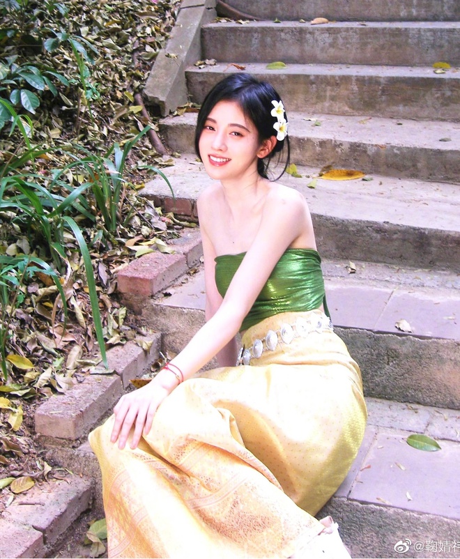 Diện trang phục truyền thống Thái Lan, Cúc Tịnh Ý khiến người hâm mộ 'đứng ngồi không yên' - Ảnh 1 Diện trang phục truyền thống Thái Lan, Cúc Tịnh Ý khiến người hâm mộ 'đứng ngồi không yên' - Ảnh 1