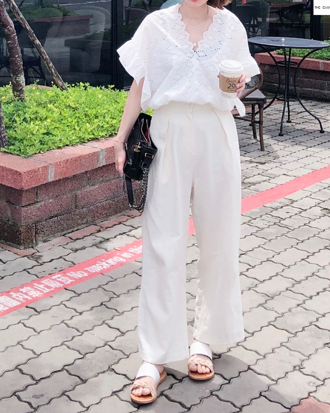 Nếu muốn diện đồ công sở thanh lịch mà không bị 'già chát', chị em phải note 4 màu quần âu sau - Ảnh 5 Nếu muốn diện đồ công sở thanh lịch mà không bị 'già chát', chị em phải note 4 màu quần âu sau - Ảnh 5