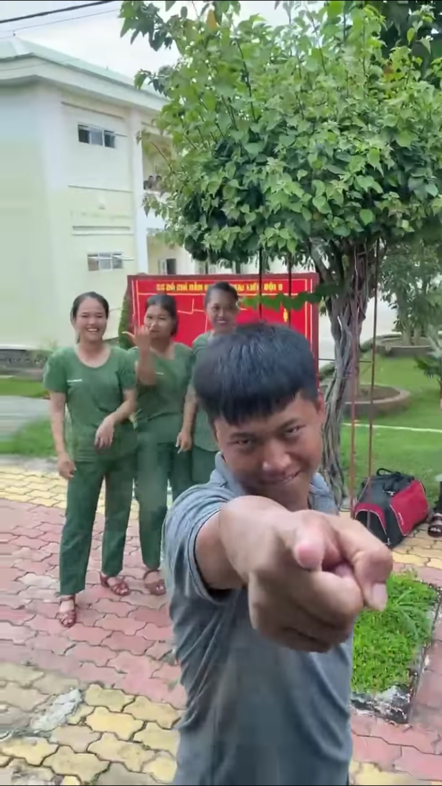 Khoành khắc 'siêu đắng yêu' của mũi trưởng Long trong giây phút chia tay hội chị em - Ảnh 1 Khoành khắc 'siêu đắng yêu' của mũi trưởng Long trong giây phút chia tay hội chị em - Ảnh 1