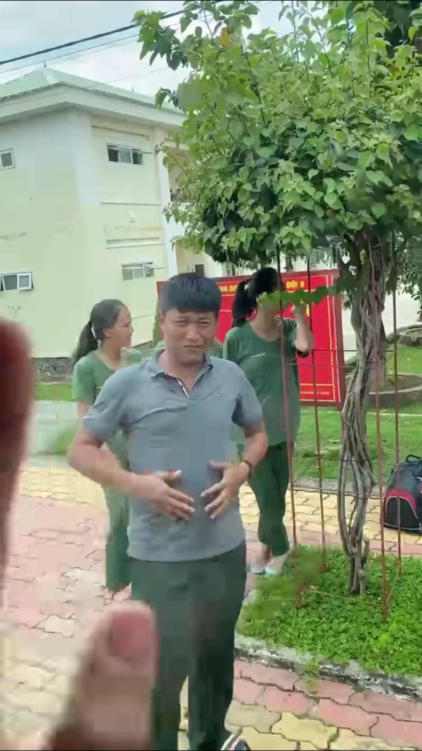 Khoành khắc 'siêu đắng yêu' của mũi trưởng Long trong giây phút chia tay hội chị em - Ảnh 2 Khoành khắc 'siêu đắng yêu' của mũi trưởng Long trong giây phút chia tay hội chị em - Ảnh 2