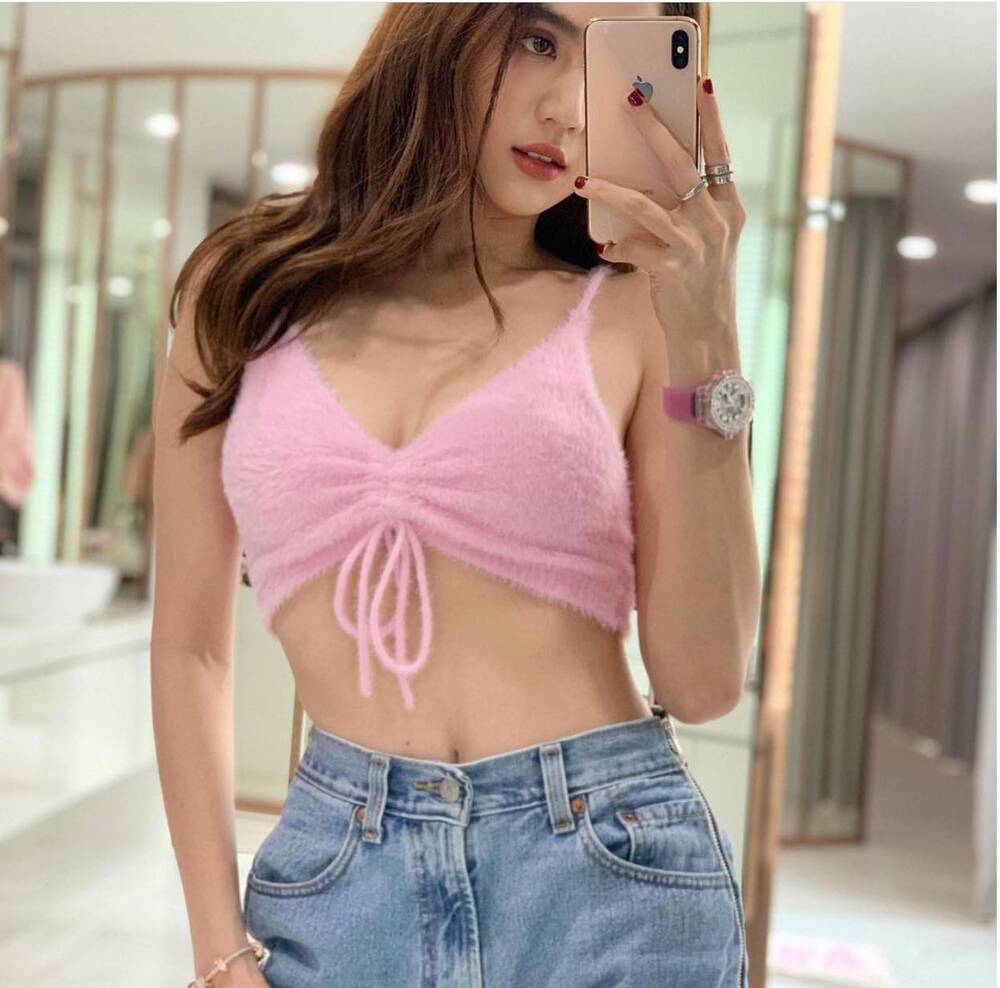 Ngọc Trinh xuống phố 'cực khét' với áo croptop dây rút mix cùng quần ống rộng - Ảnh 5 Ngọc Trinh xuống phố 'cực khét' với áo croptop dây rút mix cùng quần ống rộng - Ảnh 5