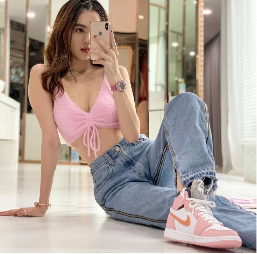 Ngọc Trinh xuống phố 'cực khét' với áo croptop dây rút mix cùng quần ống rộng - Ảnh 2 Ngọc Trinh xuống phố 'cực khét' với áo croptop dây rút mix cùng quần ống rộng - Ảnh 2