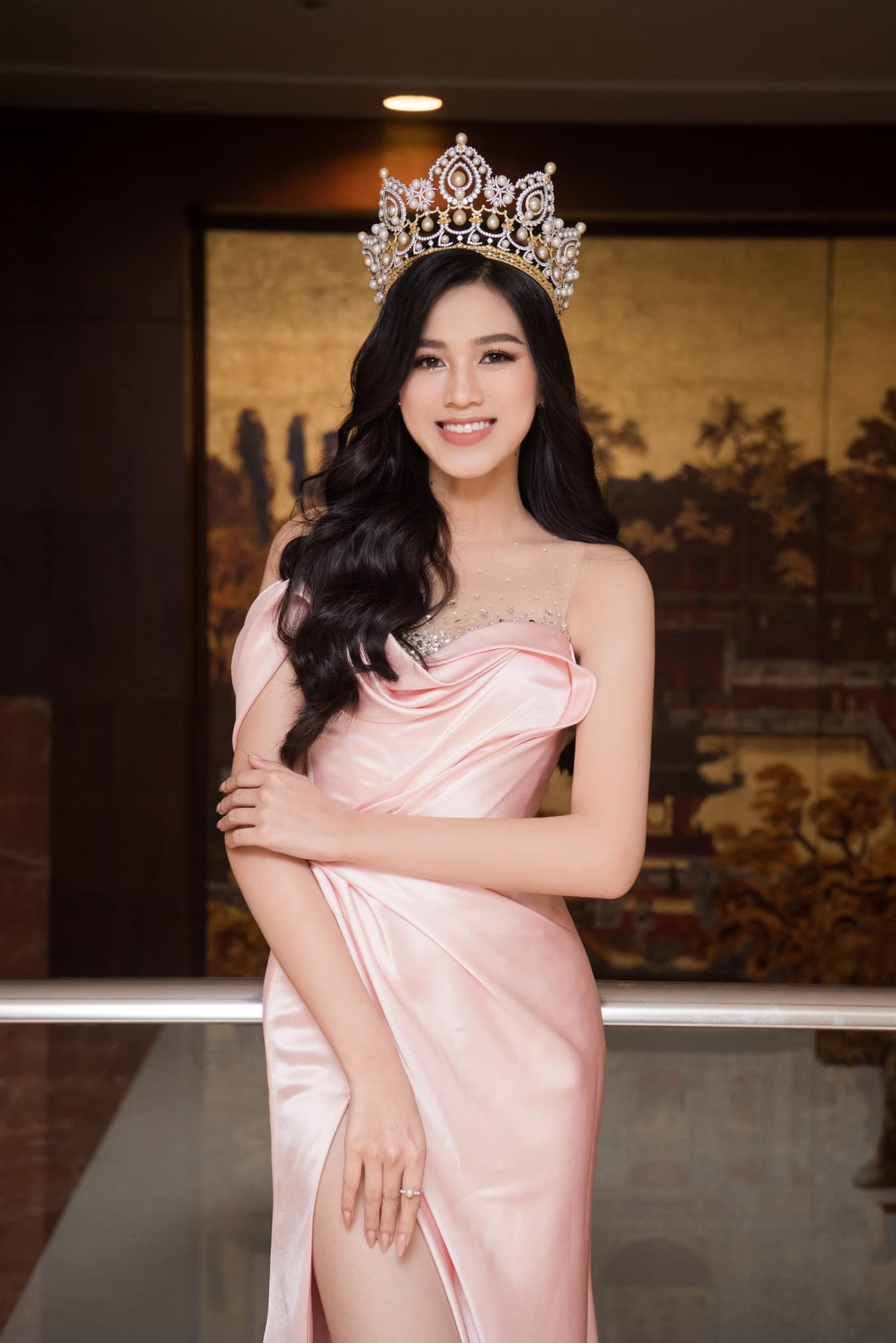 Hoa hậu Đỗ Thị Hà khiến dân tình 'ngẩn ngơ' trong bộ ảnh mới - Ảnh 6 Hoa hậu Đỗ Thị Hà khiến dân tình 'ngẩn ngơ' trong bộ ảnh mới - Ảnh 6