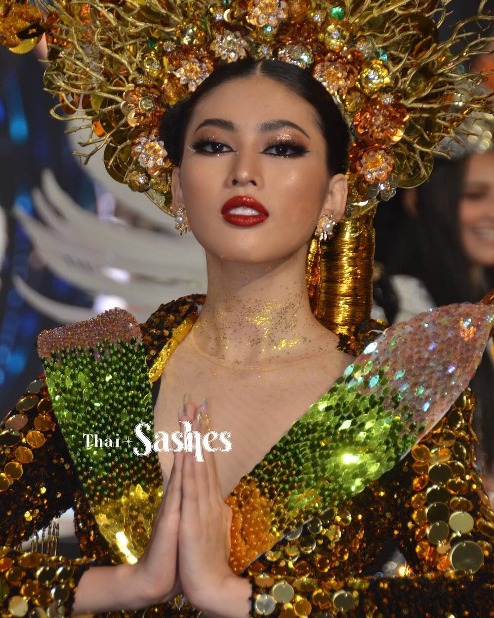 Trang phục dân tộc 'Lá ngọc cành vàng' của Ngọc Thảo lọt Top 10 Best National Costume tại Miss Grand 2020 - Ảnh 2 Trang phục dân tộc 'Lá ngọc cành vàng' của Ngọc Thảo lọt Top 10 Best National Costume tại Miss Grand 2020 - Ảnh 2