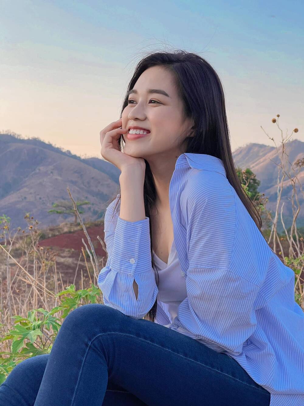 Chẳng diện váy yếm cầu kì, chỉ quần jean áo sơmi Hoa hậu Đỗ Thị Hà vẫn xinh tươi hết nấc - Ảnh 2