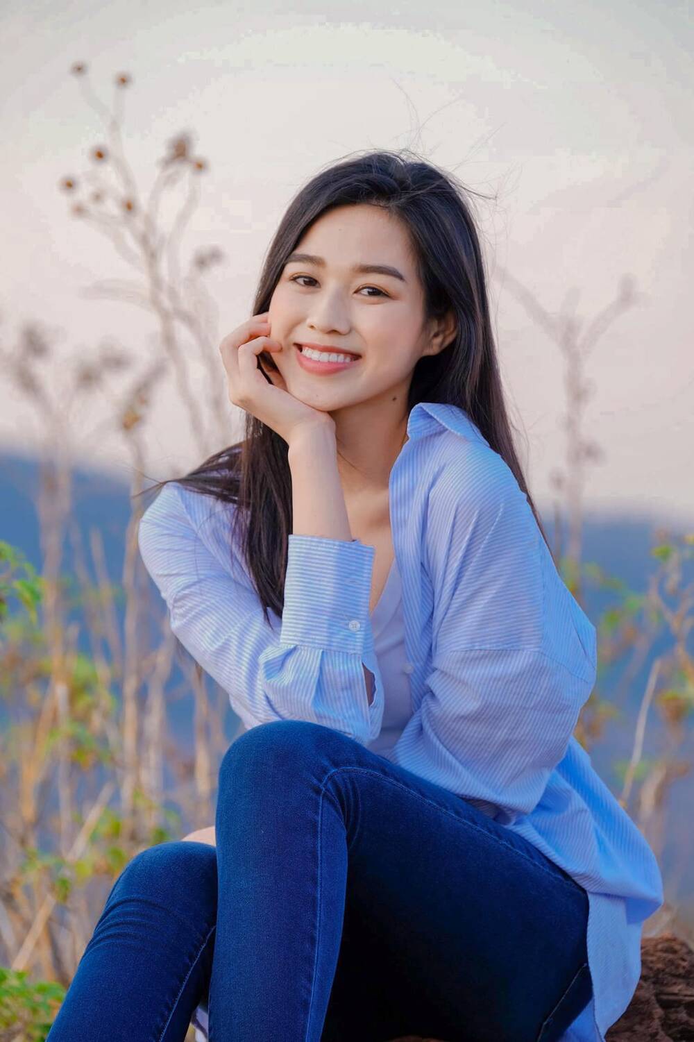 Chẳng diện váy yếm cầu kì, chỉ quần jean áo sơmi Hoa hậu Đỗ Thị Hà vẫn xinh tươi hết nấc - Ảnh 6