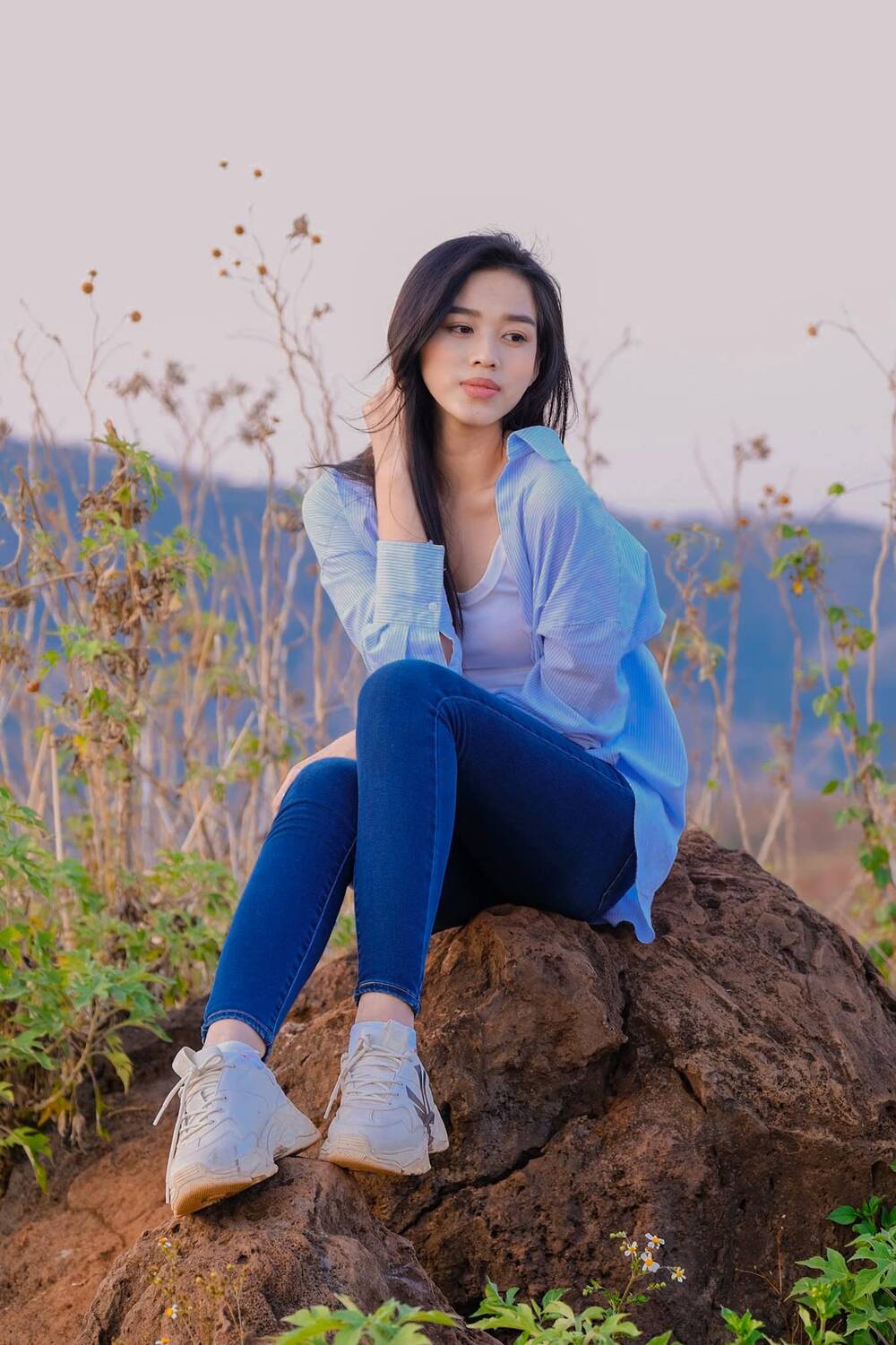 Chẳng diện váy yếm cầu kì, chỉ quần jean áo sơmi Hoa hậu Đỗ Thị Hà vẫn xinh tươi hết nấc - Ảnh 5