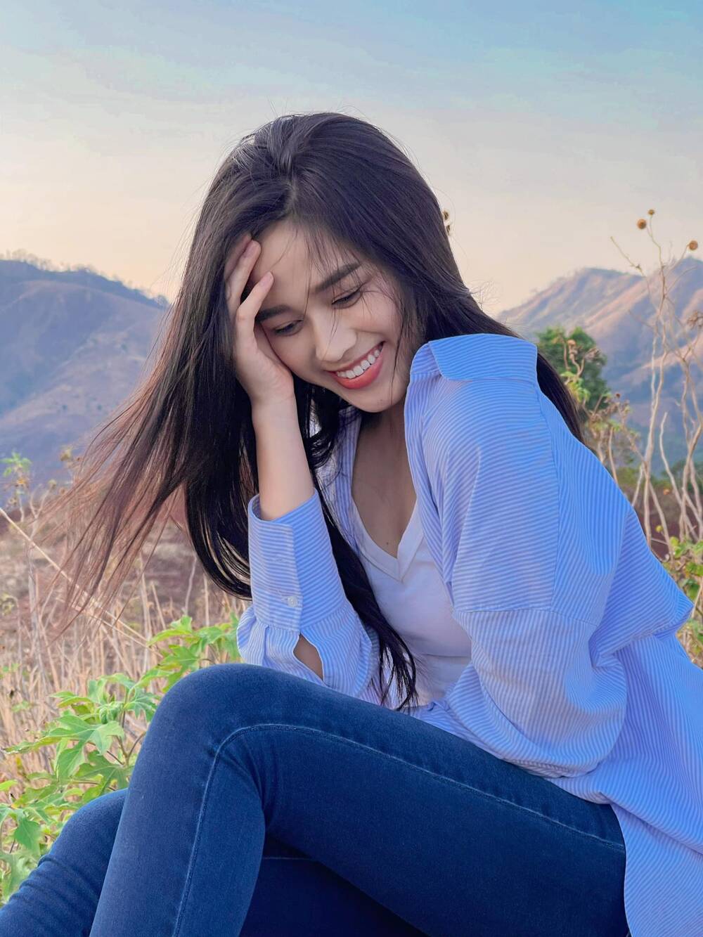 Chẳng diện váy yếm cầu kì, chỉ quần jean áo sơmi Hoa hậu Đỗ Thị Hà vẫn xinh tươi hết nấc - Ảnh 3