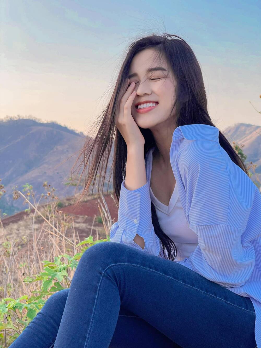 Chẳng diện váy yếm cầu kì, chỉ quần jean áo sơmi Hoa hậu Đỗ Thị Hà vẫn xinh tươi hết nấc - Ảnh 4