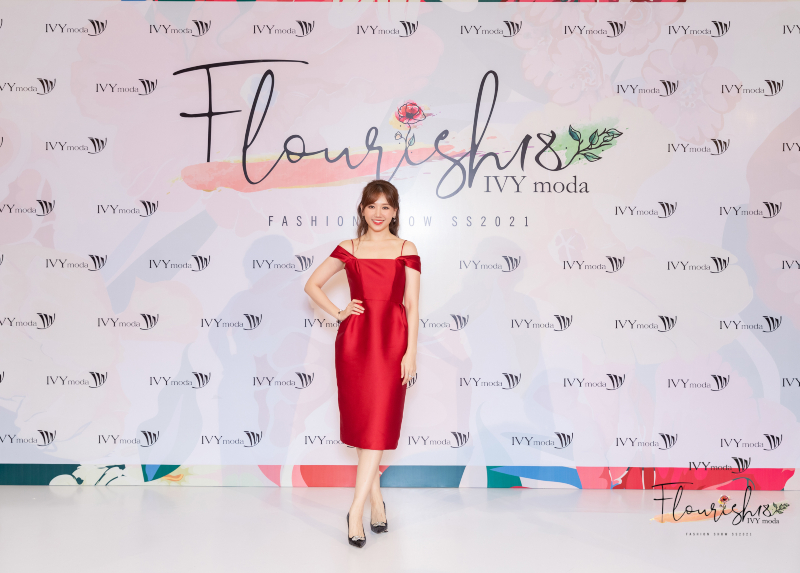 Thời trang thảm đỏ của sao Việt tại Fashion show IVY Moda: Hairiwon sang chảnh, Thiều bảo Trâm hết mực nữ tính - Ảnh 2