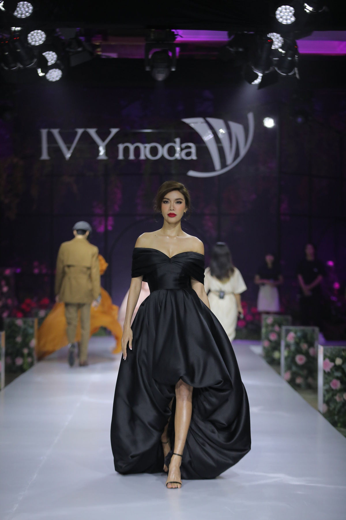 Thời trang thảm đỏ của sao Việt tại Fashion show IVY Moda: Hairiwon sang chảnh, Thiều bảo Trâm hết mực nữ tính - Ảnh 8