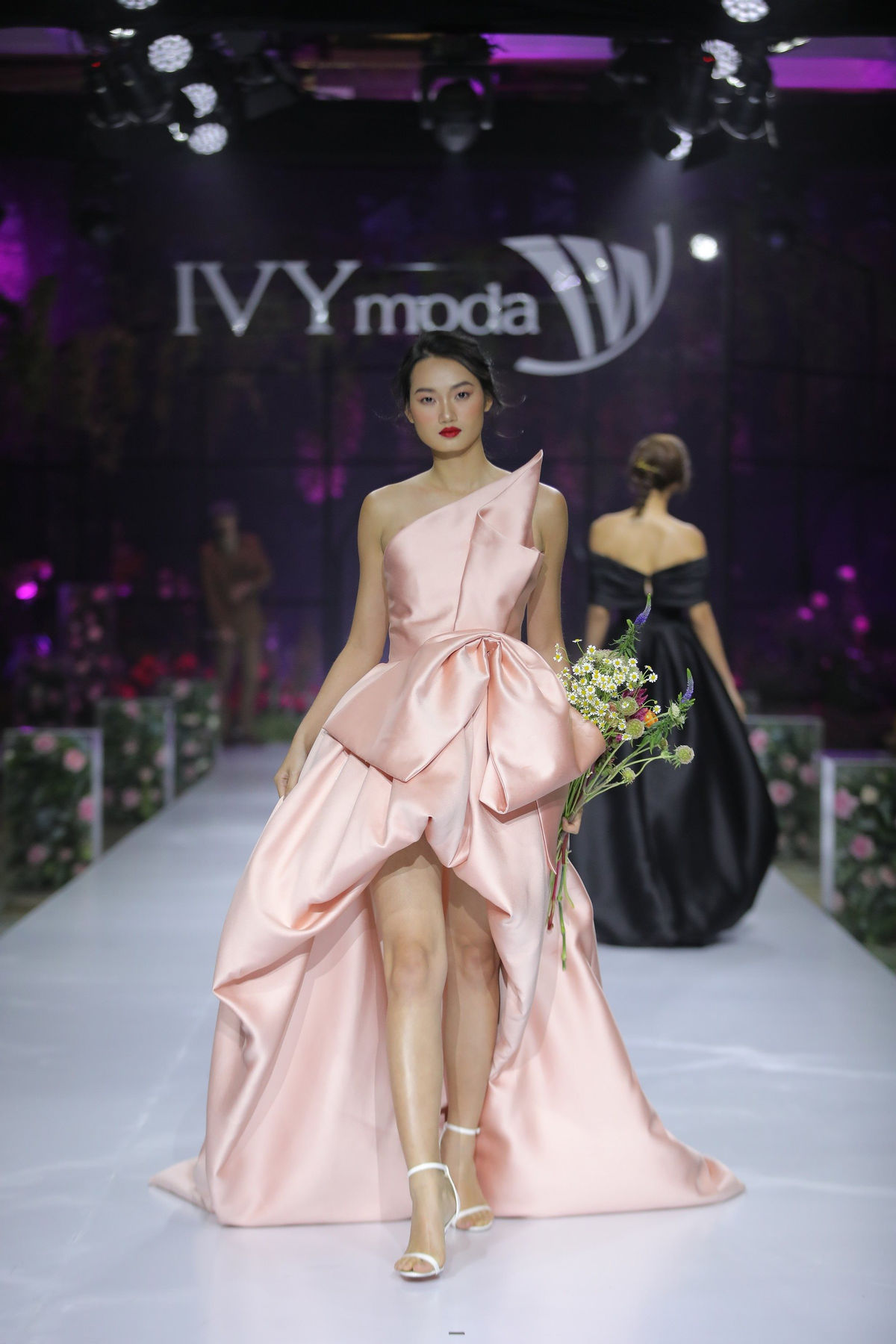 Thời trang thảm đỏ của sao Việt tại Fashion show IVY Moda: Hairiwon sang chảnh, Thiều bảo Trâm hết mực nữ tính - Ảnh 9