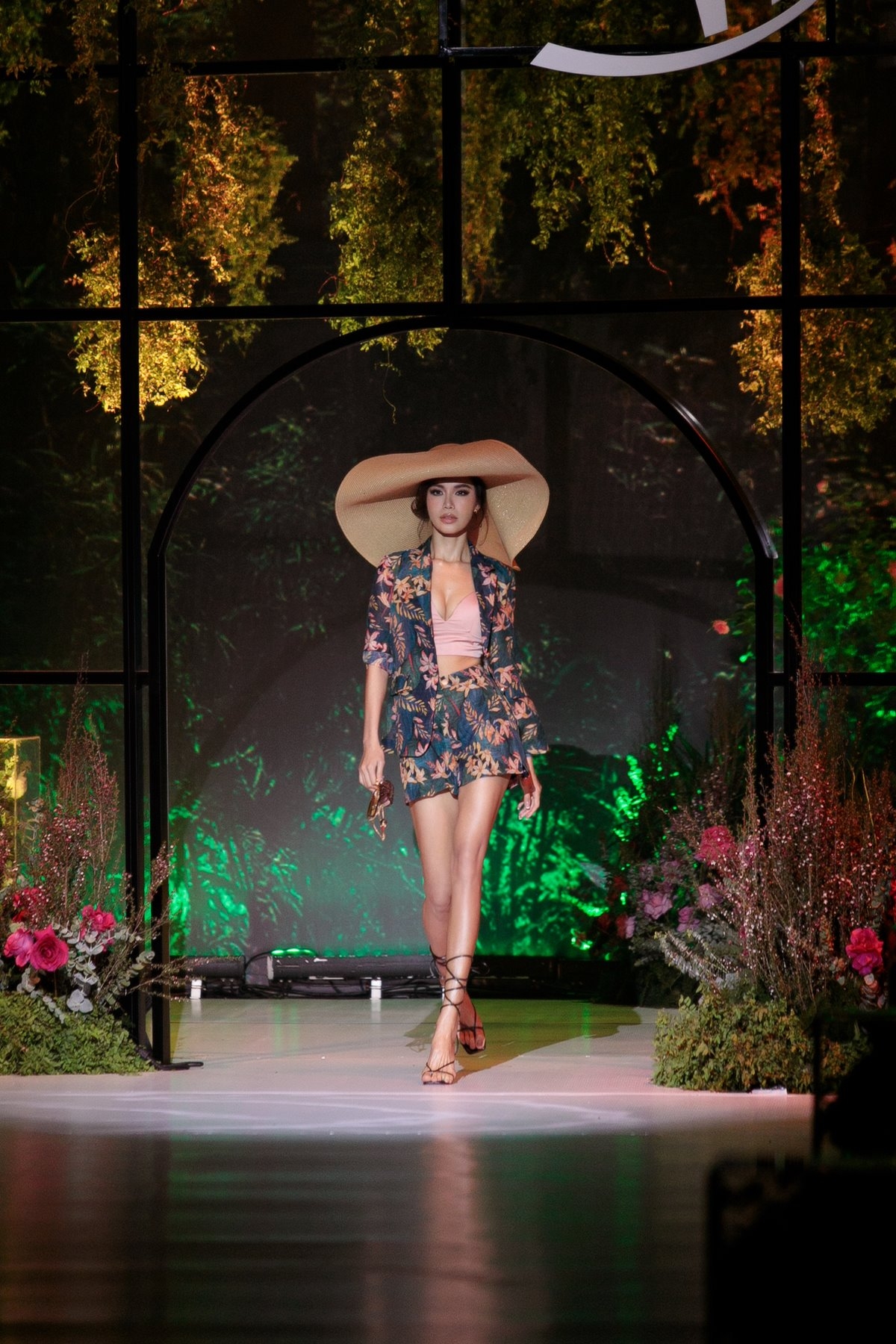 Loạt ảnh street style 'chất ngất' của Minh Tú khiến fan trầm trồ - Ảnh 8 Loạt ảnh street style 'chất ngất' của Minh Tú khiến fan trầm trồ - Ảnh 8