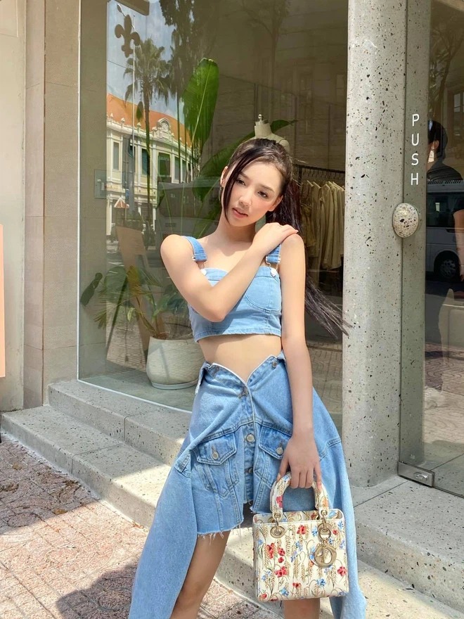 Bóc tách phong cách thời trang 'bánh tráng' của Amee: Gợi cảm, tiểu thư, quý tộc có đủ - Ảnh 6 Bóc tách phong cách thời trang 'bánh tráng' của Amee: Gợi cảm, tiểu thư, quý tộc có đủ - Ảnh 6