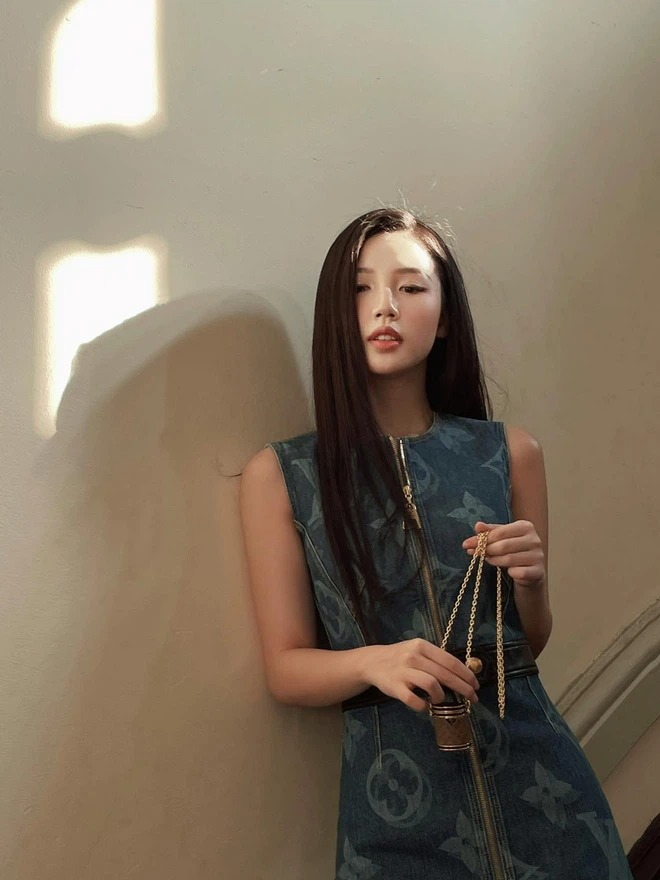 Bóc tách phong cách thời trang 'bánh tráng' của Amee: Gợi cảm, tiểu thư, quý tộc có đủ - Ảnh 10 Bóc tách phong cách thời trang 'bánh tráng' của Amee: Gợi cảm, tiểu thư, quý tộc có đủ - Ảnh 10