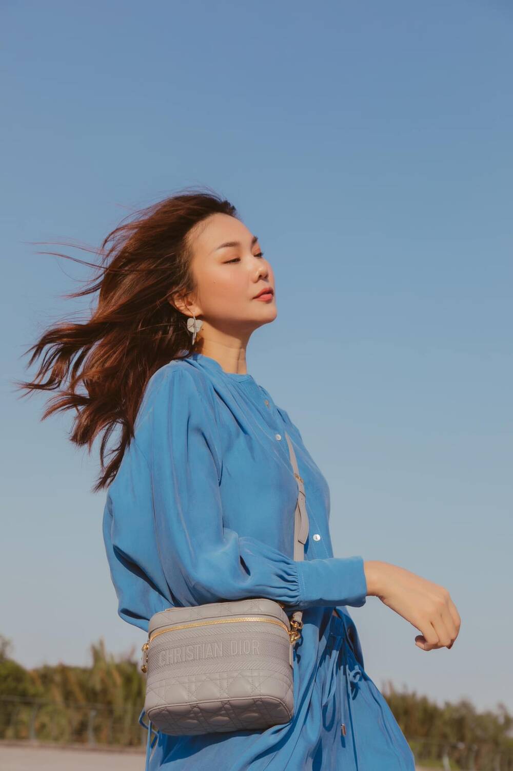 Siêu mẫu Thanh Hằng hóa 'nàng thơ'  trong bộ ảnh mới ngược nắng - Ảnh 2