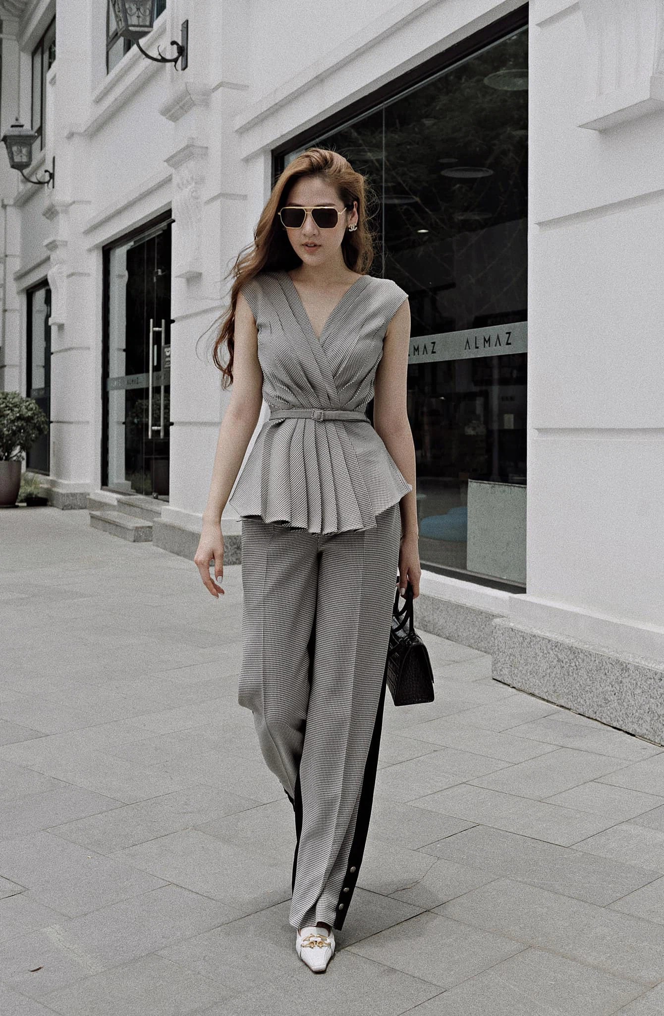 Học lỏm Á hậu Tú Anh muôn vàn cách phối đồ công sở - Ảnh 5 Học lỏm Á hậu Tú Anh muôn vàn cách phối đồ công sở - Ảnh 5