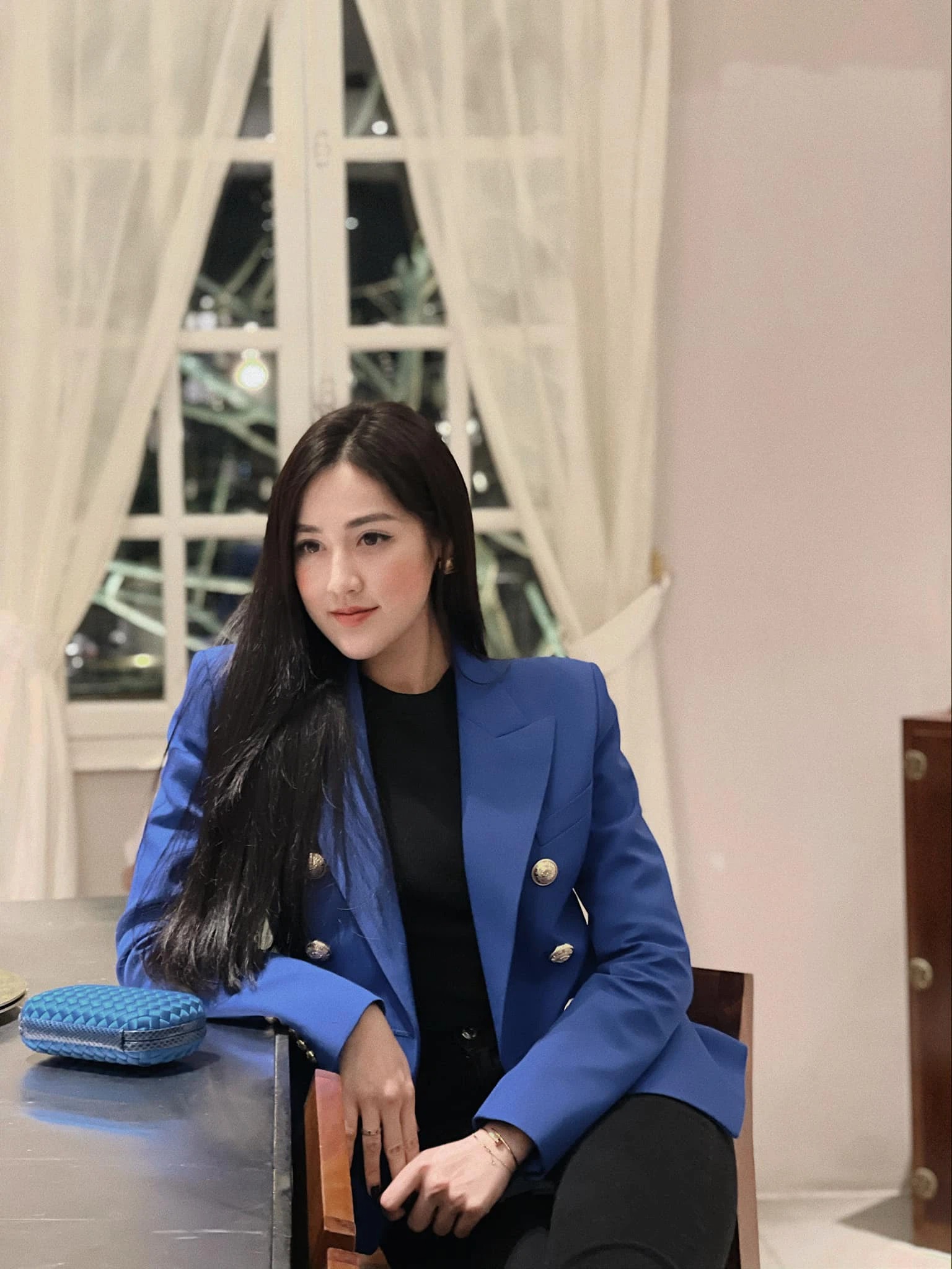 Học lỏm Á hậu Tú Anh muôn vàn cách phối đồ công sở - Ảnh 8 Học lỏm Á hậu Tú Anh muôn vàn cách phối đồ công sở - Ảnh 8