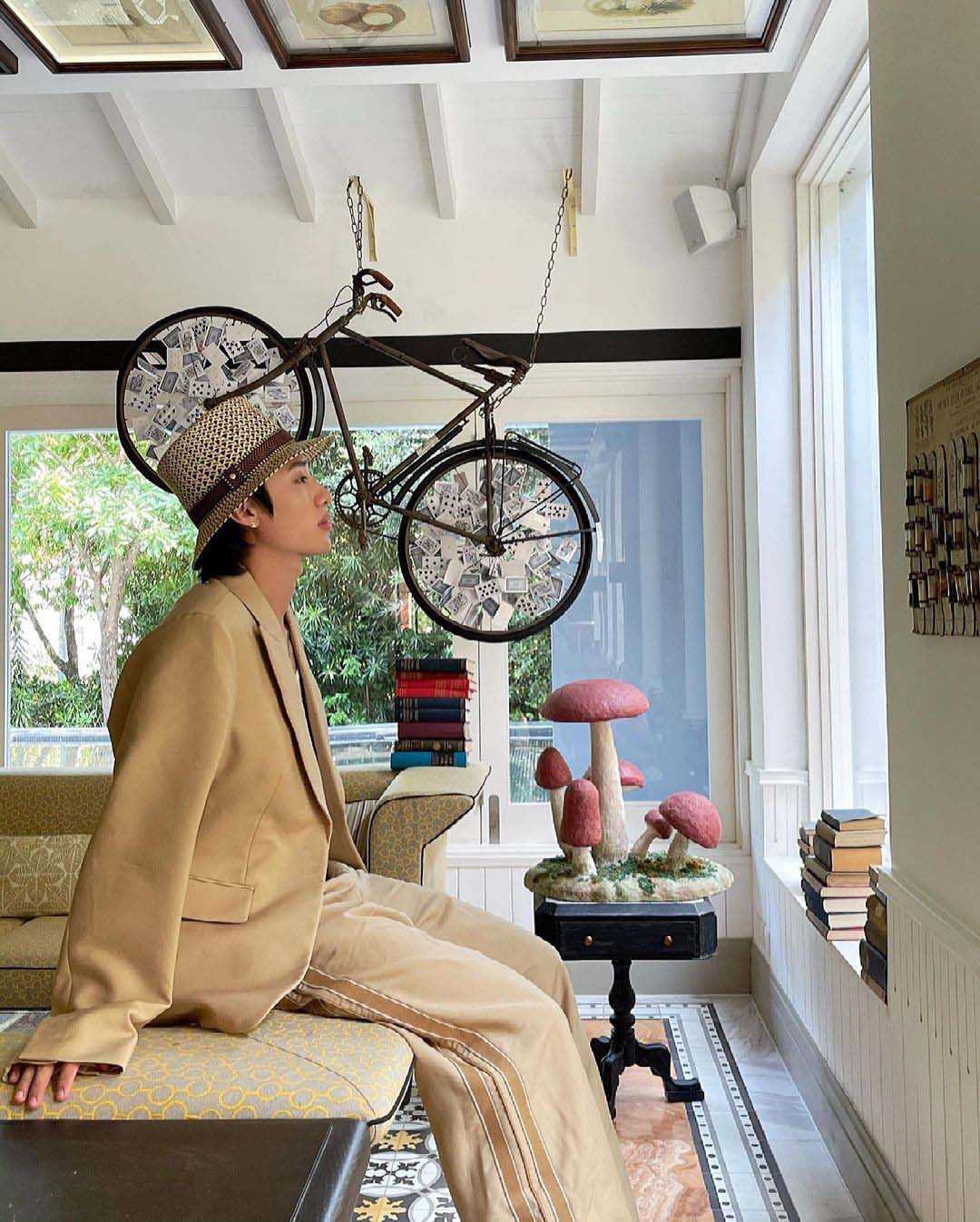 Sao nam tuần qua mặc gì: Phạm Bảo Luận đỏm dáng với xu hướng oversized-tailored, Gong Yoo chuẩn 'gừng càng già càng cay' - Ảnh 1 Sao nam tuần qua mặc gì: Phạm Bảo Luận đỏm dáng với xu hướng oversized-tailored, Gong Yoo chuẩn 'gừng càng già càng cay' - Ảnh 1