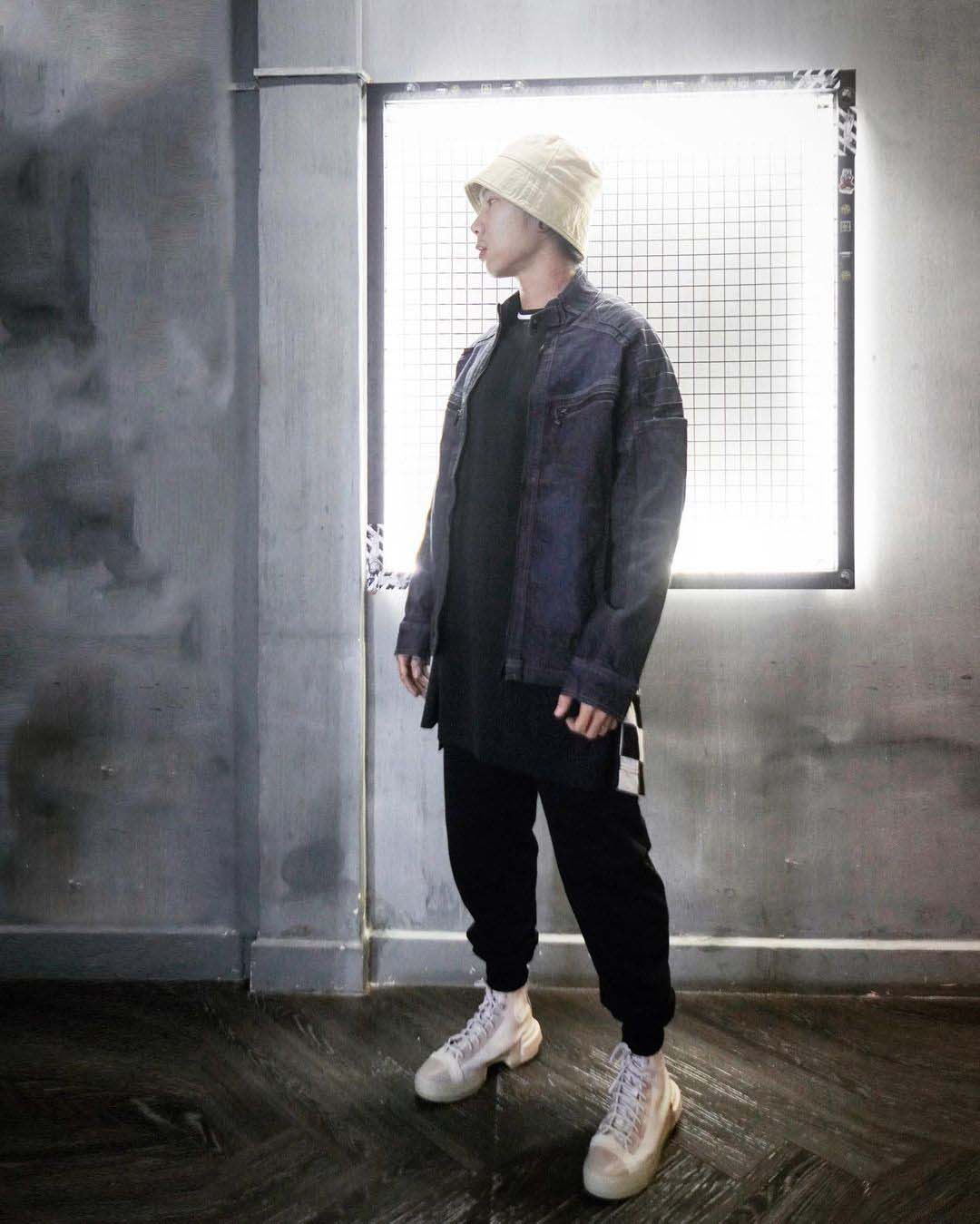 Sao nam tuần qua mặc gì: Phạm Bảo Luận đỏm dáng với xu hướng oversized-tailored, Gong Yoo chuẩn 'gừng càng già càng cay' - Ảnh 4 Sao nam tuần qua mặc gì: Phạm Bảo Luận đỏm dáng với xu hướng oversized-tailored, Gong Yoo chuẩn 'gừng càng già càng cay' - Ảnh 4
