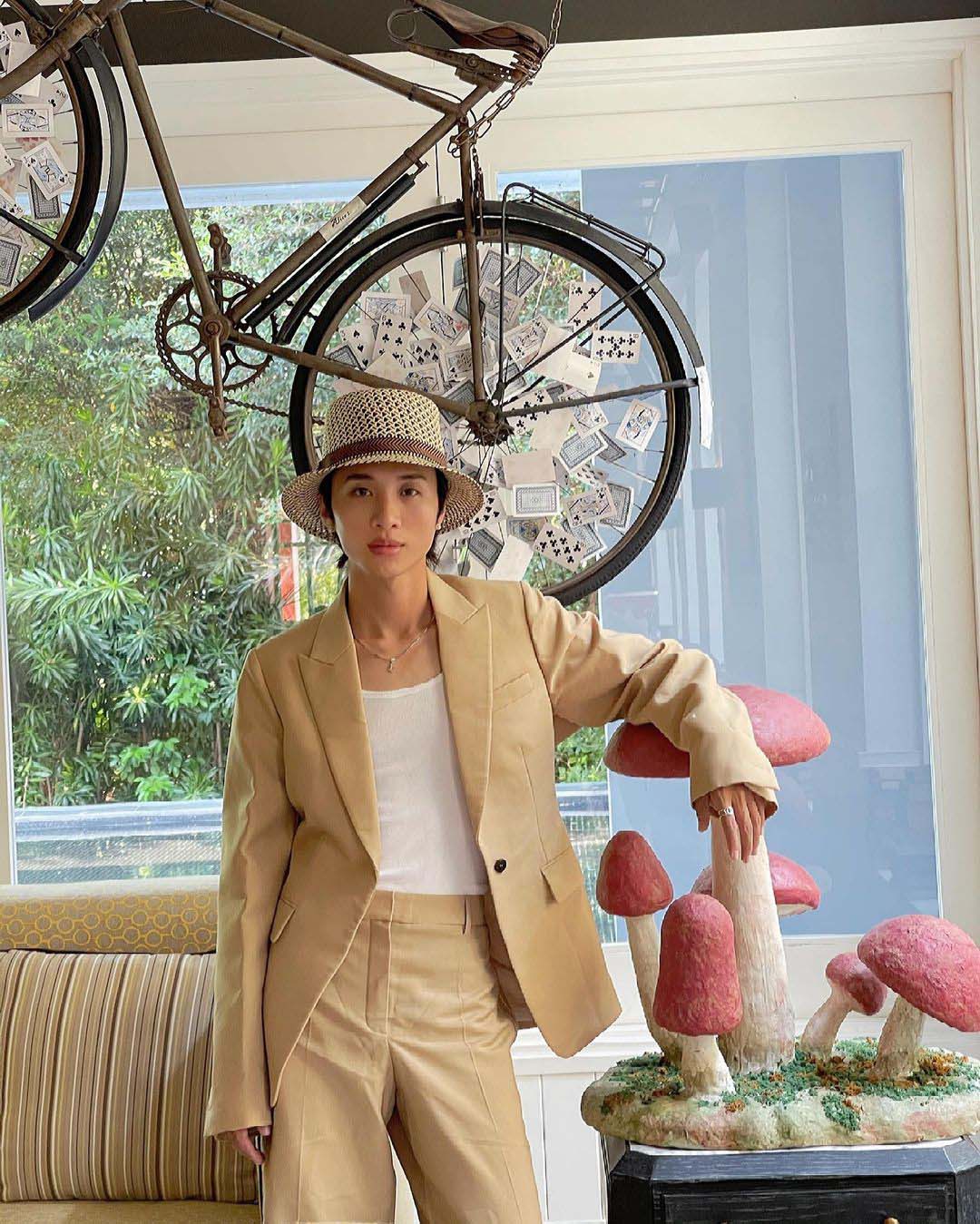 Sao nam tuần qua mặc gì: Phạm Bảo Luận đỏm dáng với xu hướng oversized-tailored, Gong Yoo chuẩn 'gừng càng già càng cay' - Ảnh 2 Sao nam tuần qua mặc gì: Phạm Bảo Luận đỏm dáng với xu hướng oversized-tailored, Gong Yoo chuẩn 'gừng càng già càng cay' - Ảnh 2