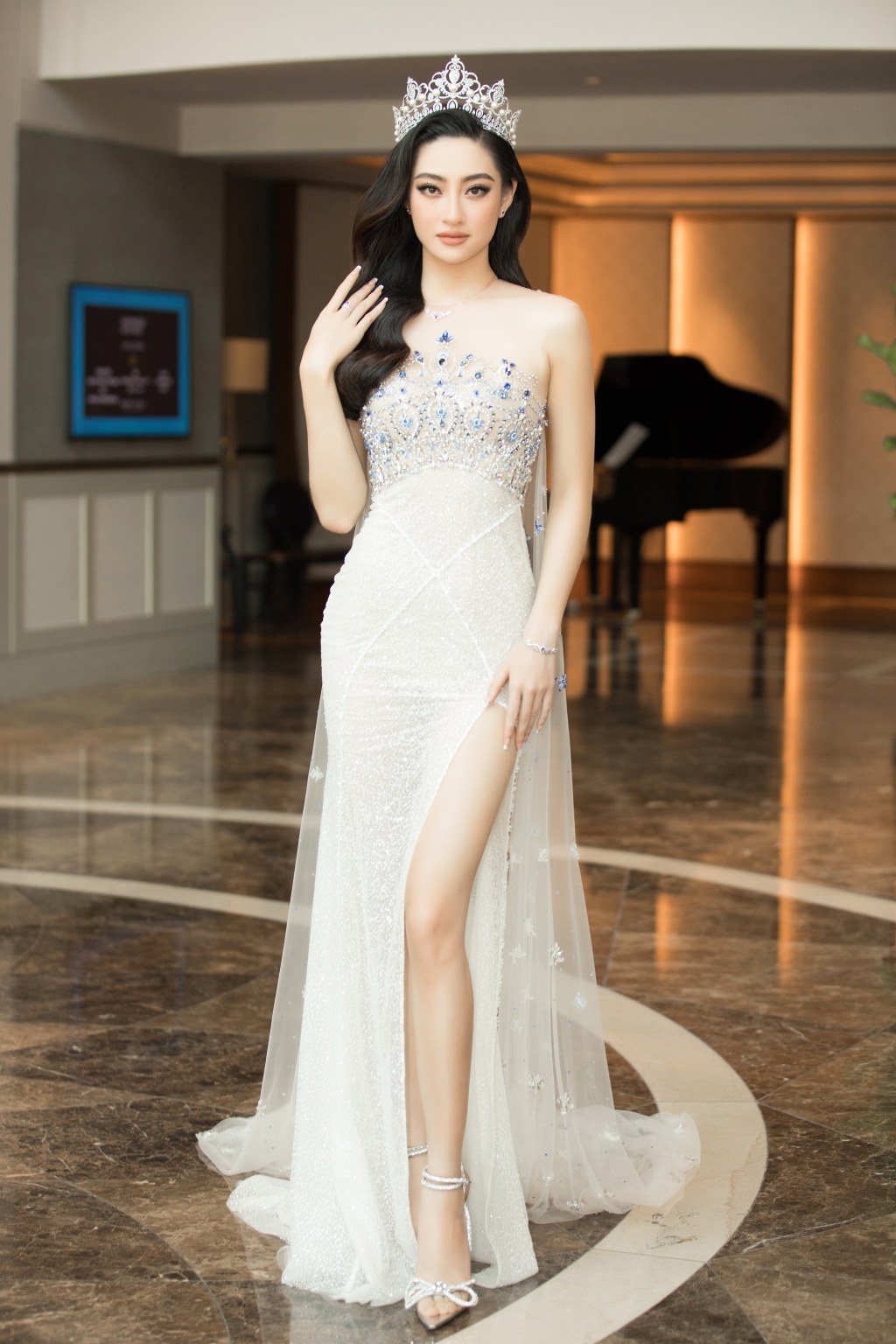 Thời trang thảm đỏ họp báo Miss World Việt Nam 2021: Lương Thùy Linh đẹp tựa thiên nga, Kiểu Loan lột xác khoe vòng 1 ngồn ngột - Ảnh 1