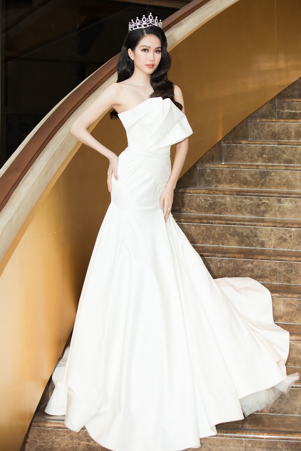 Thời trang thảm đỏ họp báo Miss World Việt Nam 2021: Lương Thùy Linh đẹp tựa thiên nga, Kiểu Loan lột xác khoe vòng 1 ngồn ngột - Ảnh 5