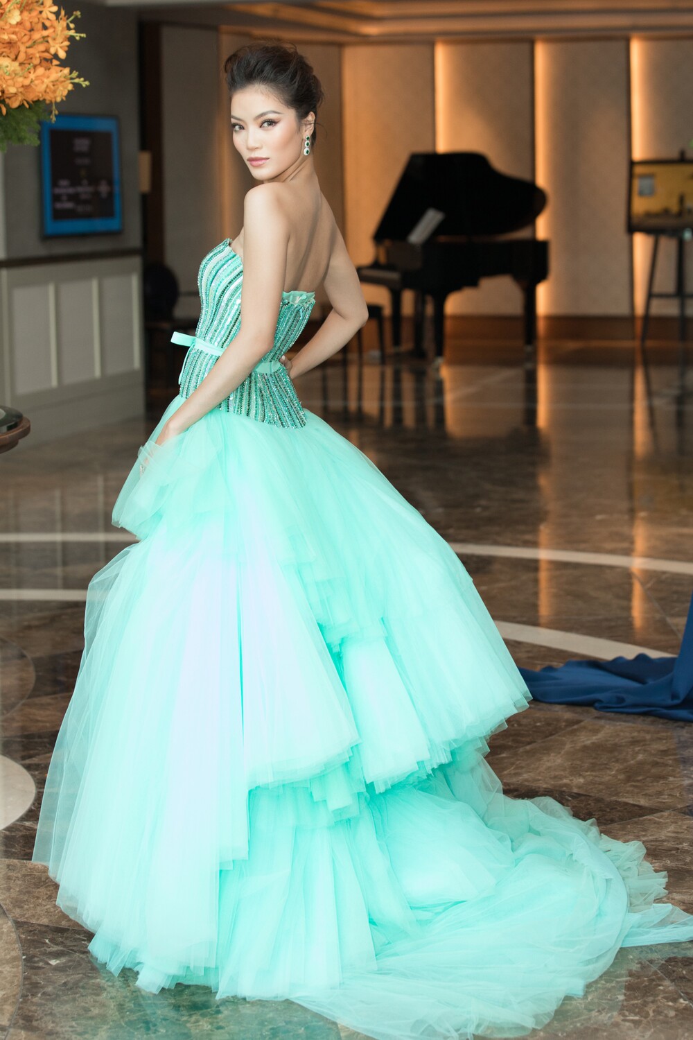 Thời trang thảm đỏ họp báo Miss World Việt Nam 2021: Lương Thùy Linh đẹp tựa thiên nga, Kiểu Loan lột xác khoe vòng 1 ngồn ngột - Ảnh 7