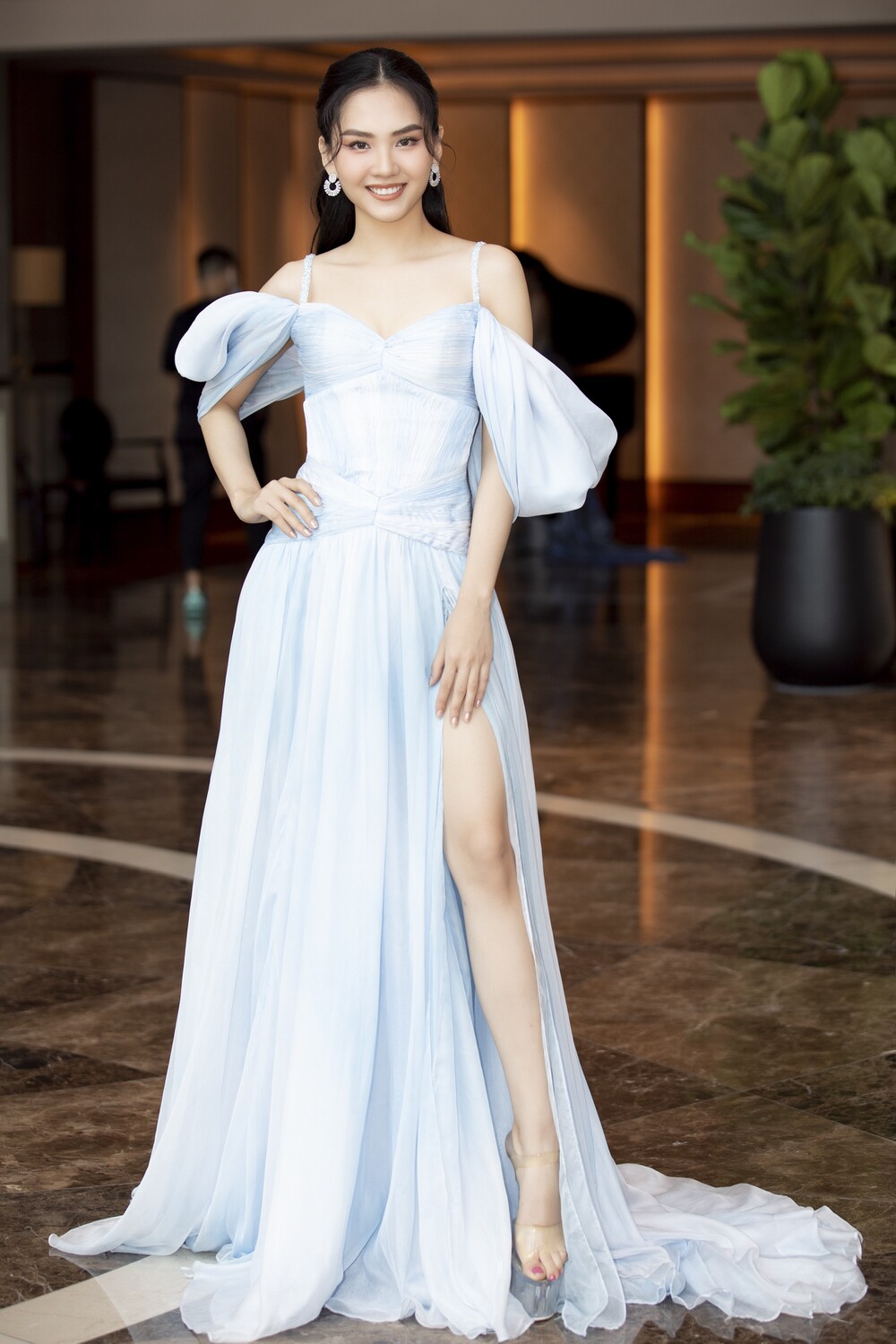 Thời trang thảm đỏ họp báo Miss World Việt Nam 2021: Lương Thùy Linh đẹp tựa thiên nga, Kiểu Loan lột xác khoe vòng 1 ngồn ngột - Ảnh 8