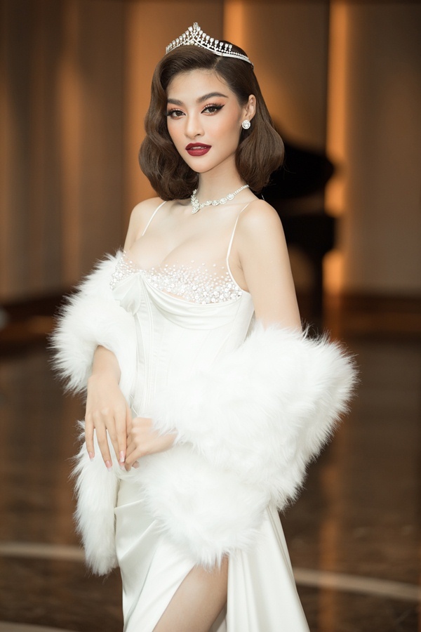 Thời trang thảm đỏ họp báo Miss World Việt Nam 2021: Lương Thùy Linh đẹp tựa thiên nga, Kiểu Loan lột xác khoe vòng 1 ngồn ngột - Ảnh 4