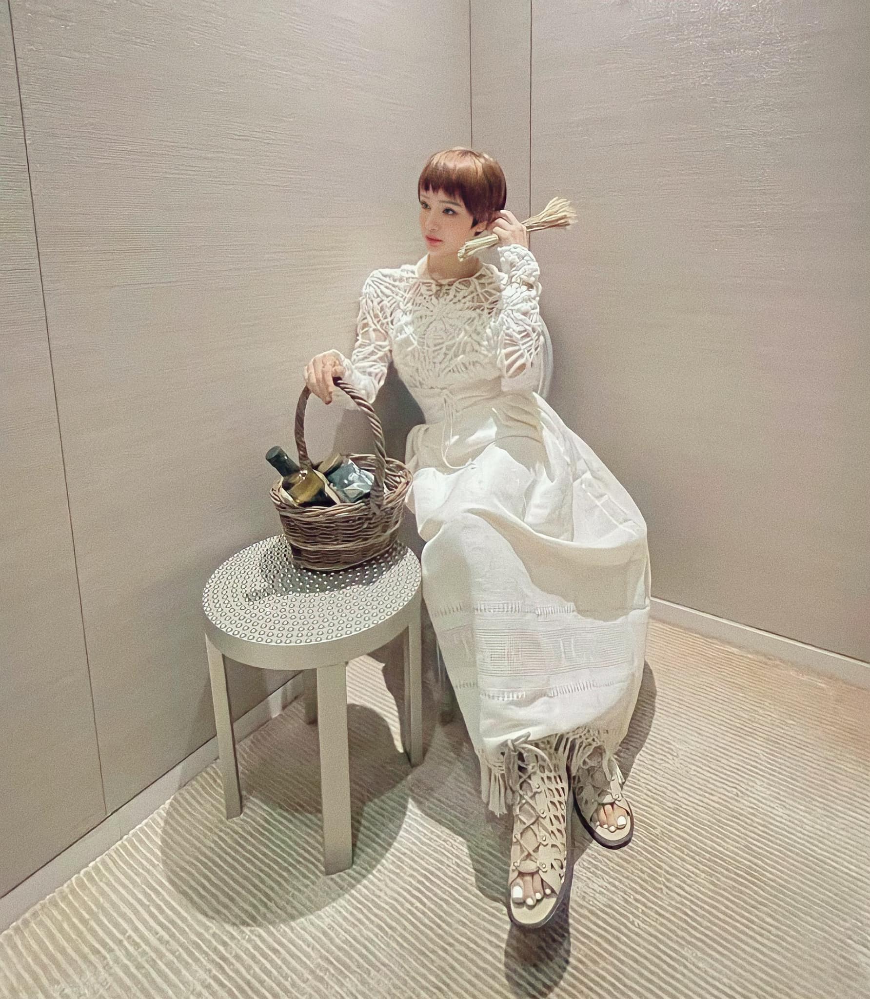 'Xiêu lòng' trước combo thời trang trắng toàn tập của các mỹ nhân Việt - Ảnh 9 'Xiêu lòng' trước combo thời trang trắng toàn tập của các mỹ nhân Việt - Ảnh 9