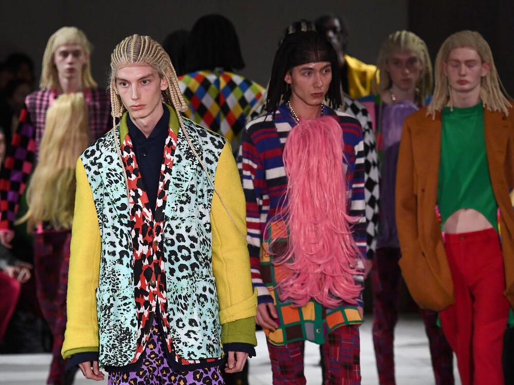 Comme des Garçons từng bị cáo buộc xúc phạm văn hóa khi để model da trắng tóc tết Châu Phi. Ảnh: Internet Comme des Garçons từng bị cáo buộc xúc phạm văn hóa khi để model da trắng tóc tết Châu Phi. Ảnh: Internet