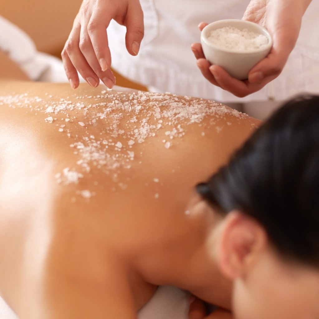 Biển xanh vẫy gọi nhưng mụn đầy lưng, phải làm sao - Ảnh 3 Biển xanh vẫy gọi nhưng mụn đầy lưng, phải làm sao - Ảnh 3