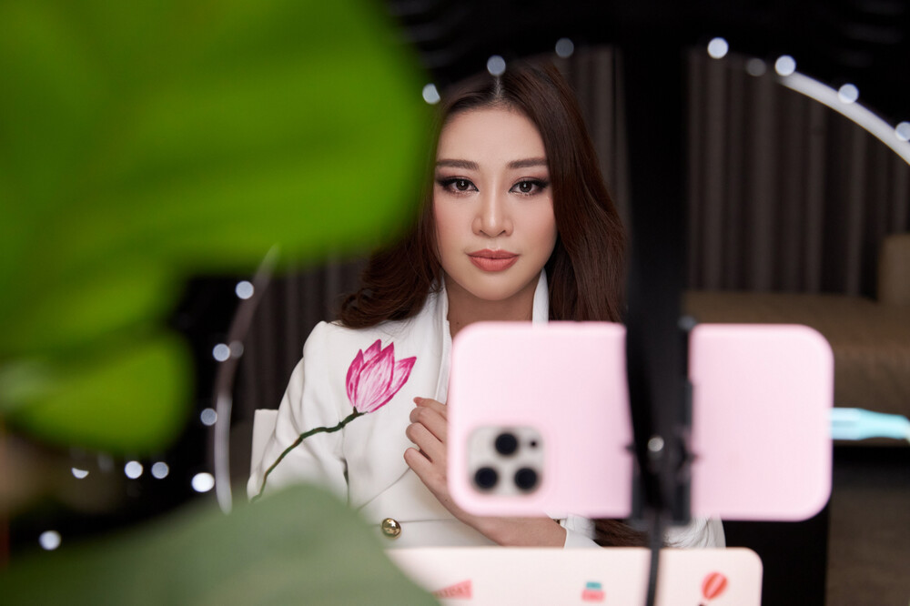 Khánh Vân ghi điểm khi diện bộ vest đầy tính nhân văn trong buổi phỏng vấn với Miss Universe - Ảnh 9 Khánh Vân ghi điểm khi diện bộ vest đầy tính nhân văn trong buổi phỏng vấn với Miss Universe - Ảnh 9