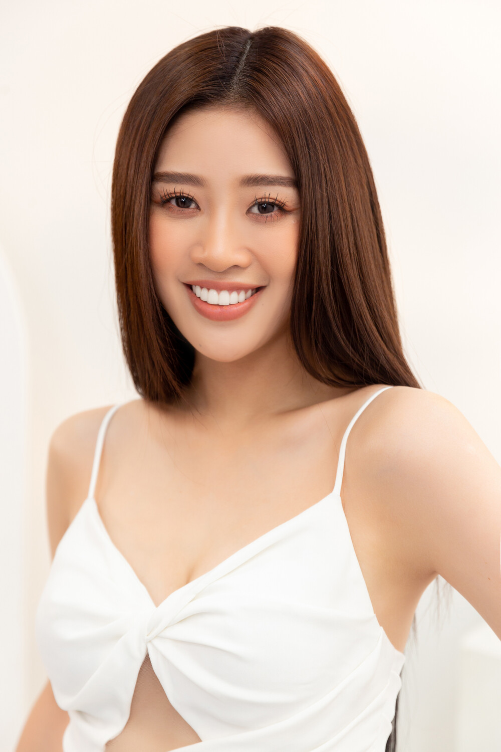 Khánh Vân tự lên đồ, tự make-up và làm tóc vẫn xinh xẻo: Xứng đáng là chiến binh Miss Universe 2020 - Ảnh 1 Khánh Vân tự lên đồ, tự make-up và làm tóc vẫn xinh xẻo: Xứng đáng là chiến binh Miss Universe 2020 - Ảnh 1