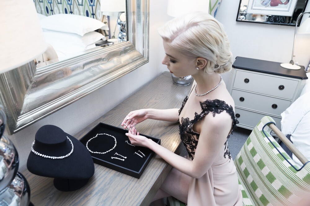 Anya Taylor-Joy 'dát' bộ phụ kiện hơn 18 tỷ lễ trao giải SAG 2021 - Ảnh 1