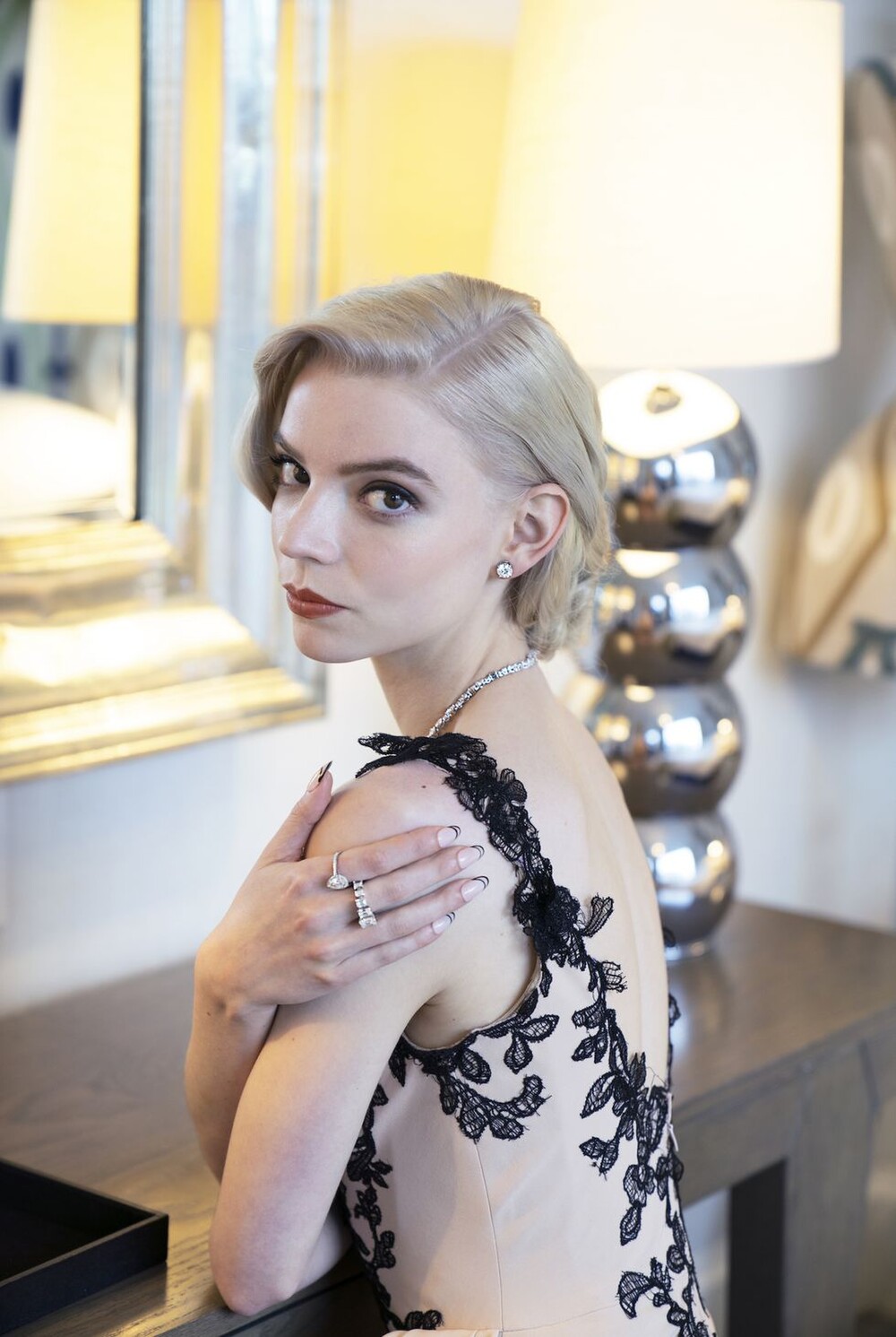 Anya Taylor-Joy 'dát' bộ phụ kiện hơn 18 tỷ lễ trao giải SAG 2021 - Ảnh 3