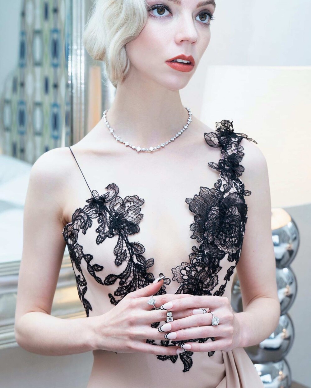 Anya Taylor-Joy 'dát' bộ phụ kiện hơn 18 tỷ lễ trao giải SAG 2021 - Ảnh 5