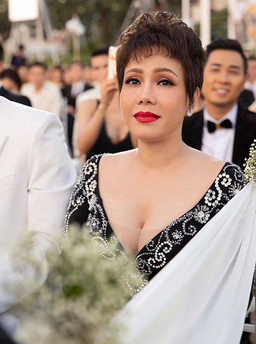 Sao Việt và những pha lên đồ dự tiệc cưới: Người xinh tươi hết nấc, người thích ‘chơi trội’ đẹp hơn cả cô dâu - Ảnh 2