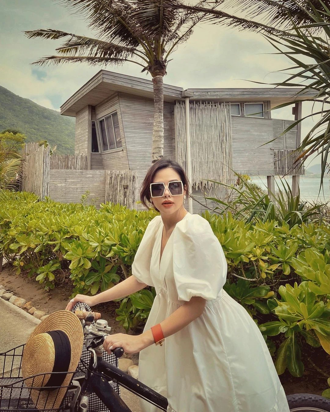 Phanh Lee đã mang tháng thứ 6 nhưng chẳng mấy ai nhận ra, bí quyết nằm ở loạt outfit giấu dáng này - Ảnh 4